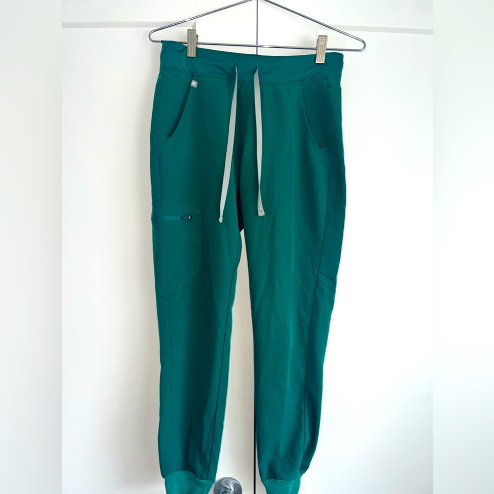 FIGS Zamora Jogger Scrub Pant in Hunter Green- XS